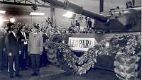 Panzer in Werkhalle und viele Besucher