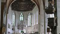 Kirchenraum mit einem Altar aus Sandstein, einer Kanzel und einer reich verzierten Kassettendecke