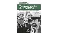 Mann in Marineuniform und Mann mit Bart und Mütze stehen vor fotografierender Person