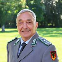 Oberst in Uniform lächelt in die Uniform