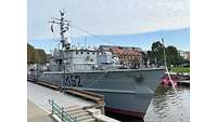 Minenjagdboot schwimmend mit Aufdruck M 52 an einer Anlegestation 