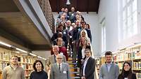 Gruppenfoto auf einer Treppe