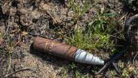 Verostete Munition liegt auf dem Waldboden