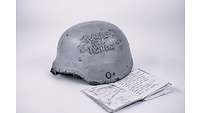 Gefechtshelm mit Aufschrift