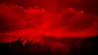 Landschaft mit Wolken, Soldaten mit Gewhren in ihren Umrissen erkennbar. Rot eingefärbt.