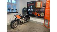 Motorrad im Ausstellungsraum vor dem Fenster