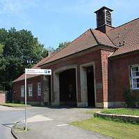 Einfahrt zur Hochschule