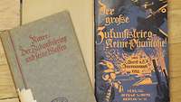 zwei Buchcover von älteren Büchern