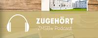 Zugehört Kachel: Mann mit Mikrofon und Brille