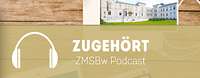 2 Männer in Tarnuniform und ein Mann in Anzug sitzen vor dem Mikrofon im Podcastraum