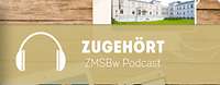 Eine Frau und ein Mann in Uniform sitzen vor einem Mikrofon im Podcastraum