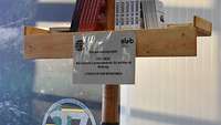 Ein Schild an einem Tisch fordert dazu auf, sich gratis Bücher zur politischen Bildung mitzunehmen