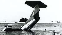 Das Heck eines "Starfighter"-Flugzeug ragt aus dem Wasser, der vorderer Teil ist untergetaucht.