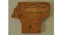 Holzsplitter mit handschriftlicher Aufschrift aus dem Jarh 1943