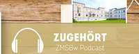 Eine Frau und zwei Männer sprechen in einer Interviewsituation im Podcaststudio des ZMSBw.