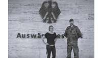 Eine Frau und ein Mann in Uniform vor dem Auswärtiges Amt