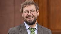 Der Gastredner Professor Kümper aus Mannheim hält einen Vortrag
