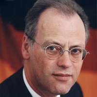 Portraitfoto von Verteidigungsminister Rudolf Scharping mit Brille