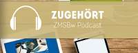 zwei uniformierte Männer sitzend vor Mikrofon im Podcastraum