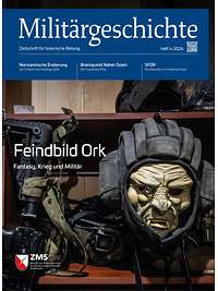 Eine Ork-Gesichtsmaske liegt in einem Regal neben einer Waffe und anderen Utensilien.