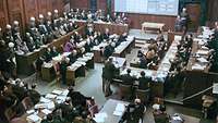 Gerichtssaal mit Angeklagten, Richtern und Anwälten der Nürnberger Prozesse 1946